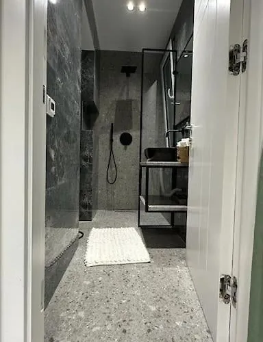 Elio 1 * ティラナ